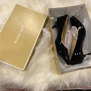 Michael Kors Black Flex Kitten Pump Heel NIB Size 6.5